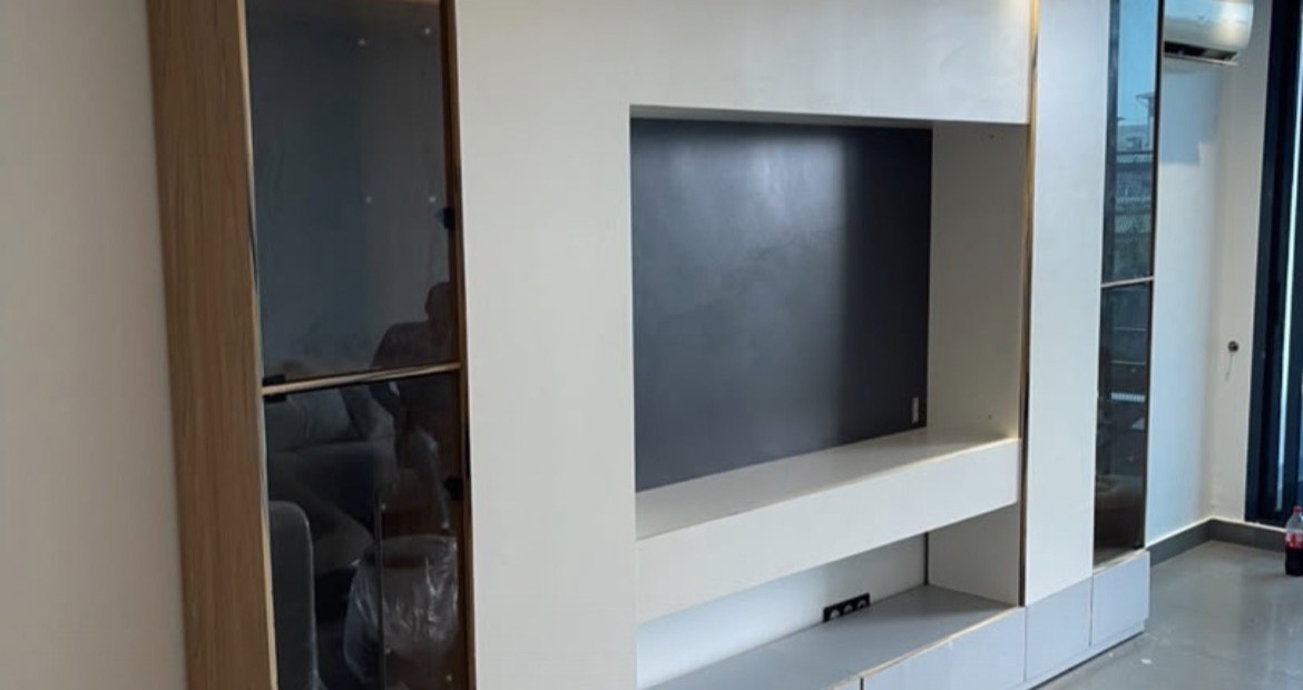 Niche TV et rangements laqués blanc, réalisés par Babakaa à Bonapriso